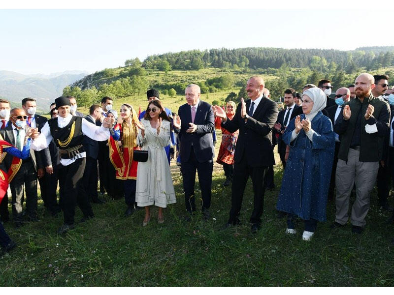 Prezident İlham Əliyev Şuşada Cıdır düzündə rəqs etdi - VİDEO