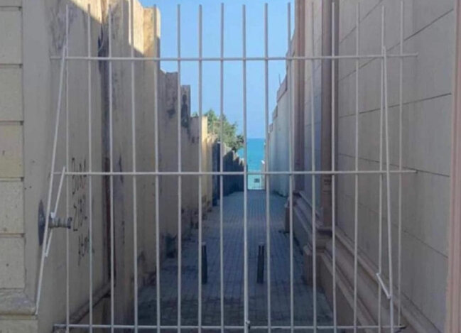 Bakıda çimərliyi insanların üzünə bağladılar - FOTO