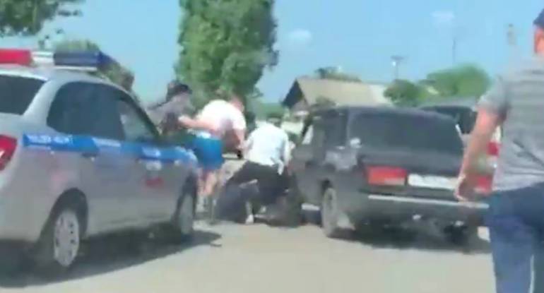 23 yaşlı oğlan sevgilisi ilə birgə polisi boğdu - ŞOK VİDEO