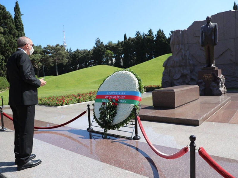 Ərdoğan Ulu Öndər Heydər Əliyevin məzarını ziyarət edib