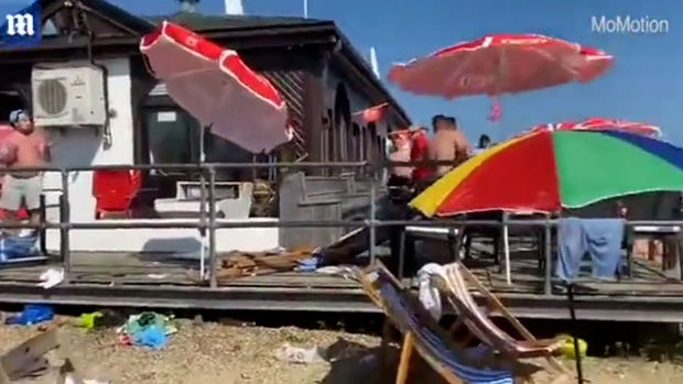 Çimərliyə gələn turistlər istirahət əvəzinə dava etdilər - VİDEO