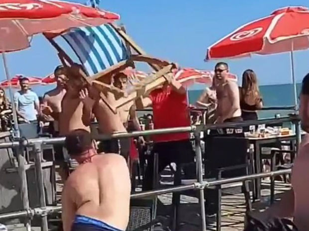 Туристы устроили массовую драку на пляже - ВИДЕО