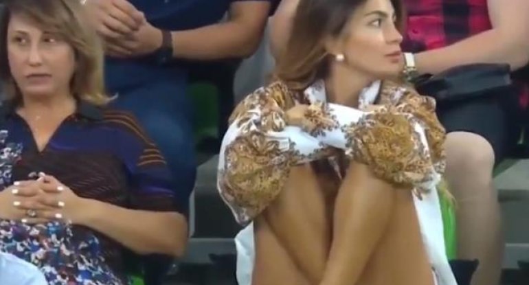 Ərəb spiker qızı görüb özünü itirdi: futbolu unudub mahnı oxudu - VİDEO