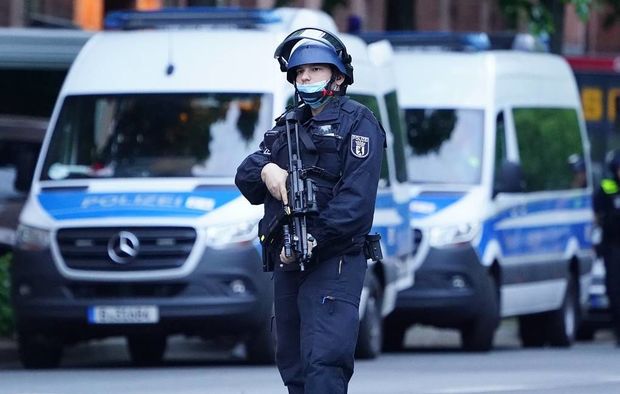 Almaniyada naməlum şəxs insanları atəşə tutub: Ölənlər var