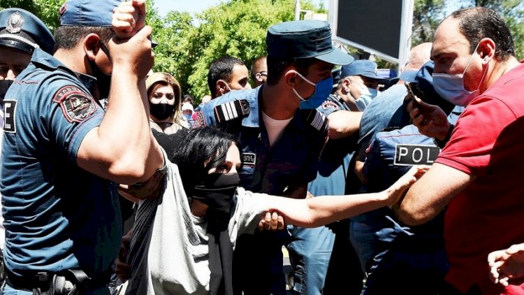 Paşinyançılar və polis Dərələyəzdə Köçəryan tərəfdarını bu günə saldı... - Foto