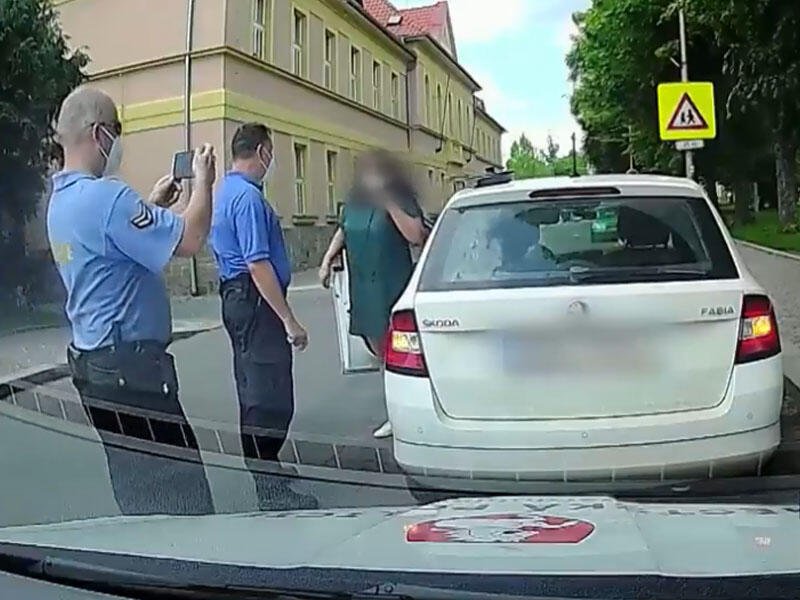 Qadın sürücü bu hərəkəti ilə hər kəsi güldürdü - VİDEO