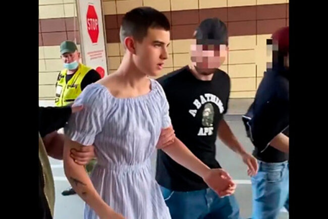 Qadın paltarı geyinən bloggerin barmağını sındırdılar