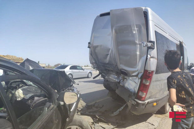 Bakıda mikroavtobus qəzaya uğrayıb, üç nəfər xəsarət alıb – FOTO
