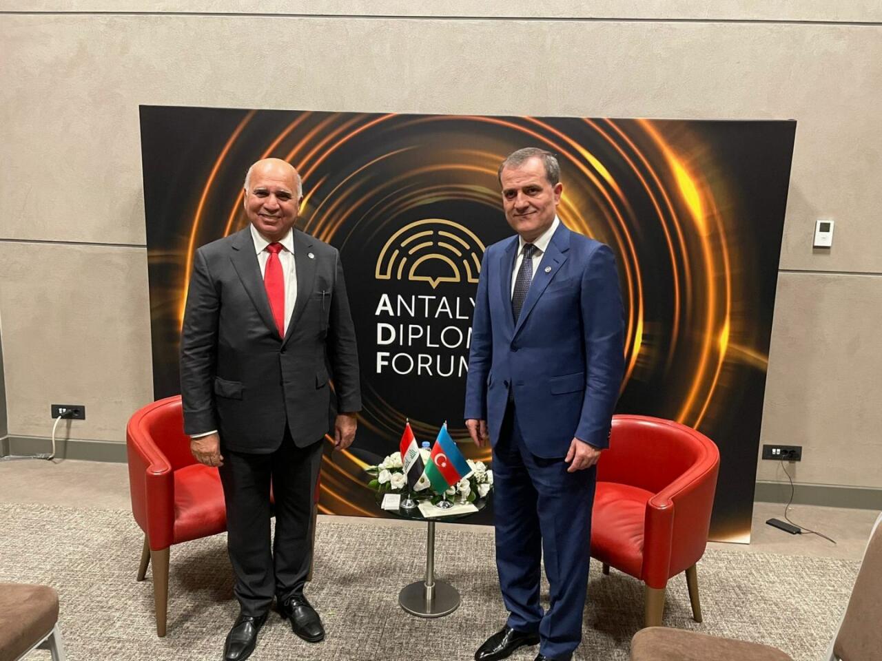 Ceyhun Bayramov İraqın Xarici İşlər naziri ilə görüşüb