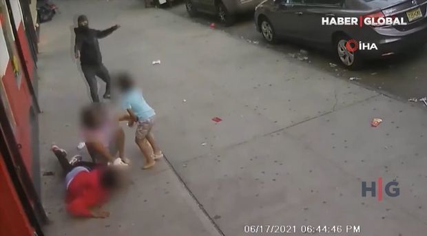 Küçədə azyaşlıların gözü qarşısında təqib etdiyi şəxsi güllələdi - VİDEO