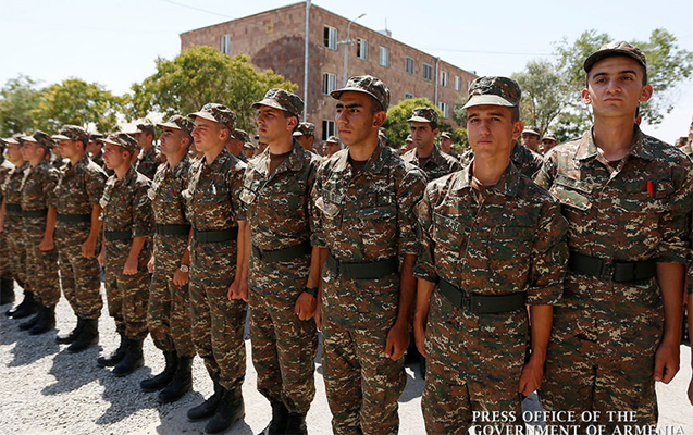 Ermənistanda Paşinyana səs vermələri üçün əsgərlərə dondurma paylayırlar - Video