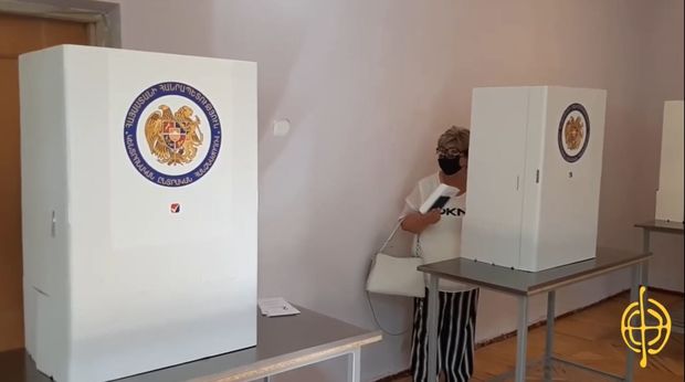 Ermənistandan rüsvayçı görüntülər: “Üç nömrəli bülleteni zərfə qoyun” - VİDEO