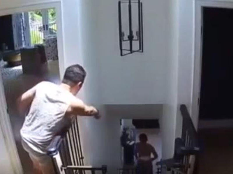 Evə girib soyundu, hərəkətləri ilə hər kəsi şoka saldı - VİDEO