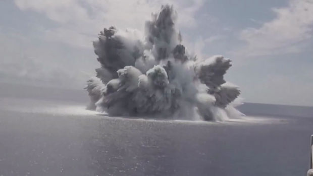 Aviadaşıyıcının möhkəmliyini yoxlamaq üçün yanında 18 tonluq bomba partlatdılar - VİDEO