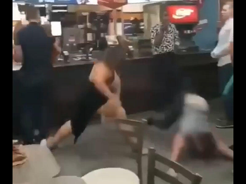 Qadın qarşısına keçəni şil-küt etdi - VİDEO