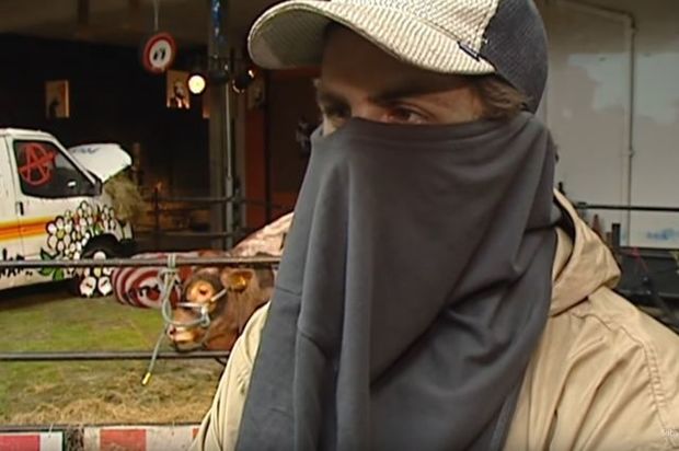 Бэнкси лишился прав на два граффити из-за отказа раскрыть свою личность