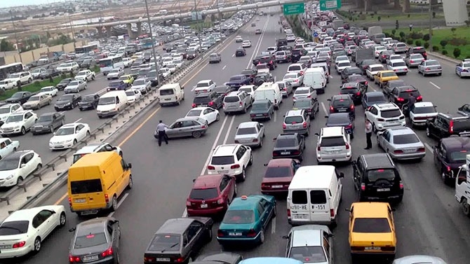 Sürücülərin NƏZƏRİNƏ: Bir sıra küçə və prospektlərdə tıxac yaranıb