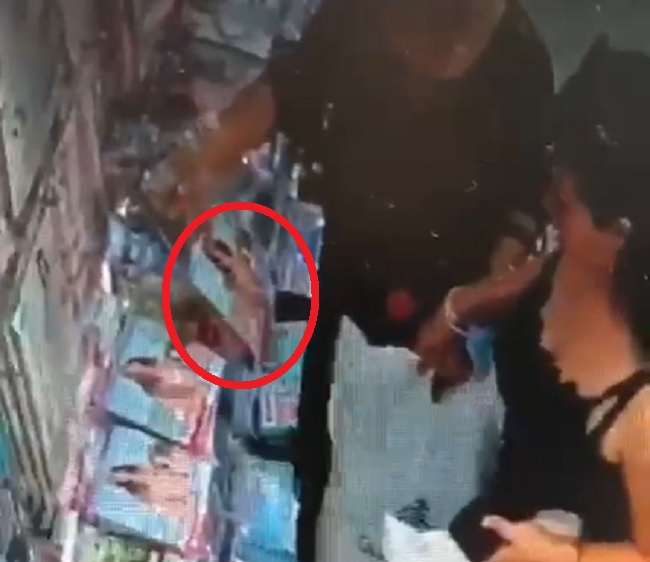 Bakıda ticarət mərkəzində qadınlar mağazadan alt paltarı oğurladı - VİDEO