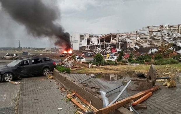 Avropa ölkəsində güclü tornado: Ölən və yaralananlar var - FOTO/VİDEO