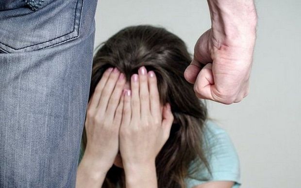 Azərbaycanda ruhi xəstə olan oğul anasını döydü