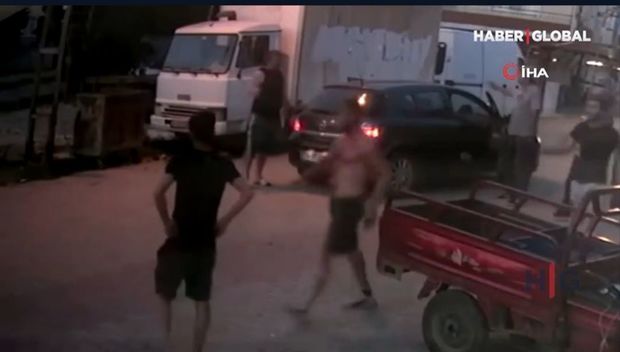 Bazara gələn müştəri satıcını qana boyadı - VİDEO