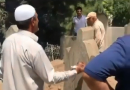 Bakı qəbiristanlığında molladan ədəbsizlik - Bu, ancaq şeytan əməlidir - VİDEO