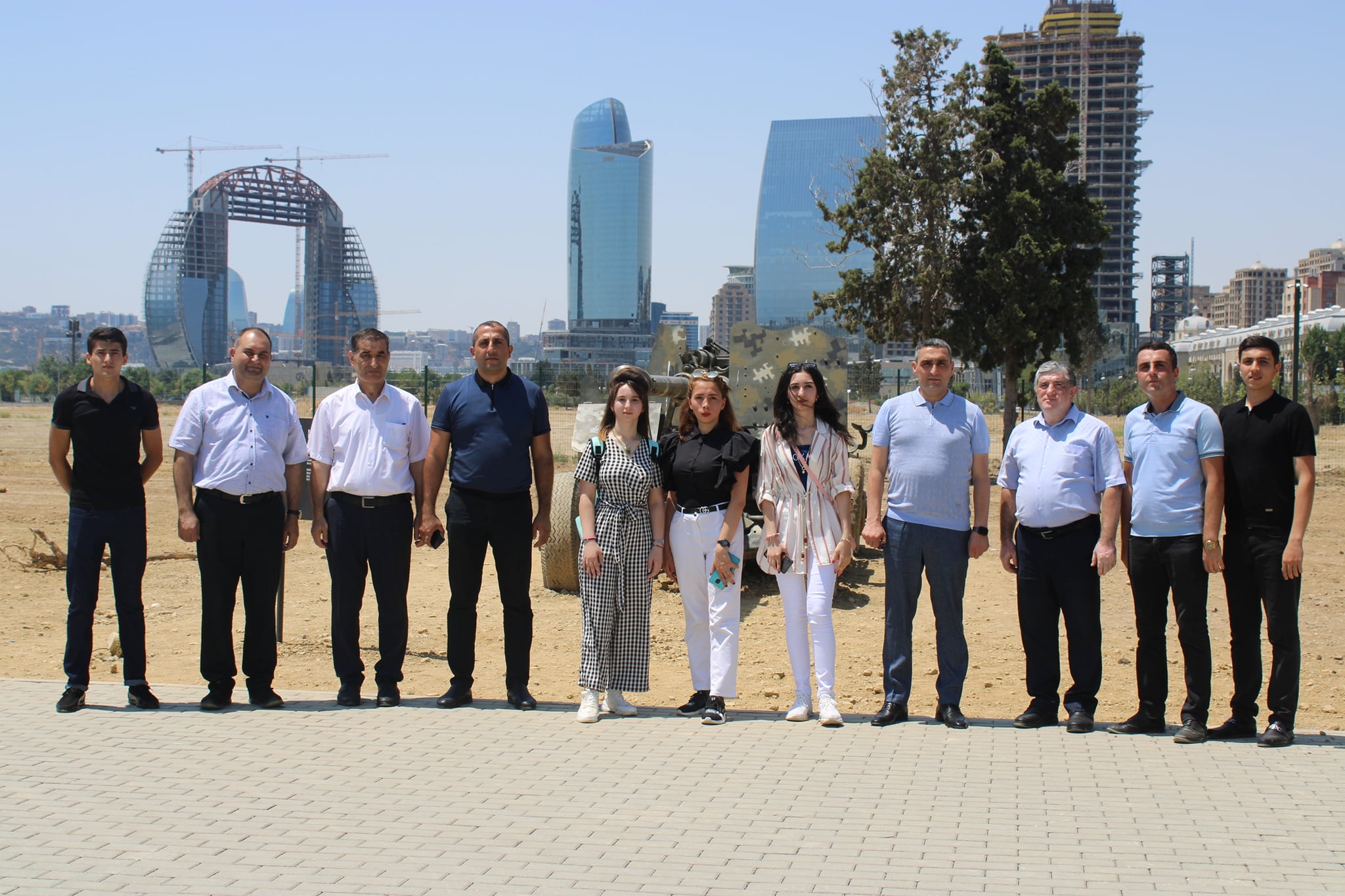 Mingəçevir Dövlət Universitetinin kollektiv üzvləri şəhid məzunun məzarını və Hərbi Qənimətlər Parkını ziyarət ediblər