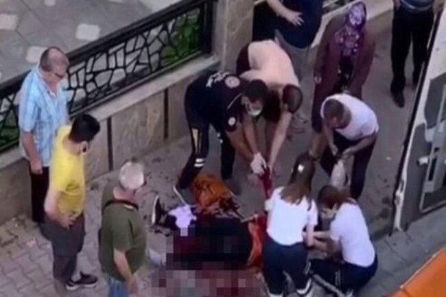 Keçmiş arvadını küçədə bıçaqlayıb ölməyini gözlədi - ŞOK VİDEO