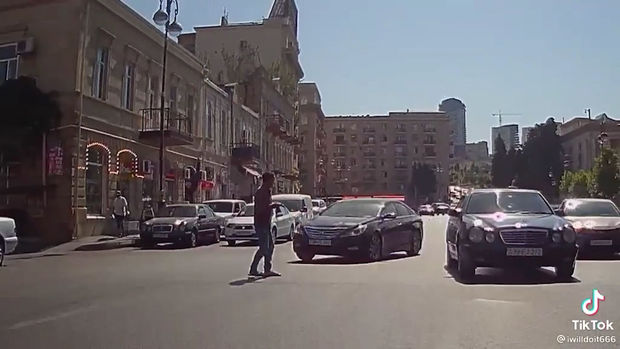 Bakıda piyadanın səhvi ucbatından baş verən qəzanın görüntüləri - ANBAAN VİDEO