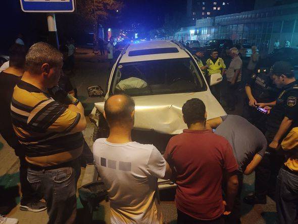 Bakıda “Land Cruiser”in sürücüsü beş maşını vuraraq hadisə yerindən qaçıb – FOTOLAR