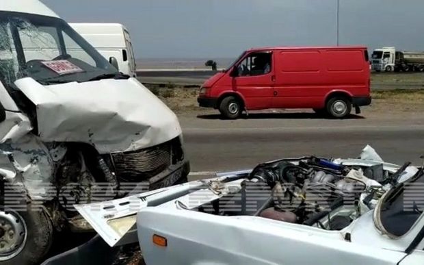 Mikroavtobusla minik avtomobili toqquşub: Ölən və xəsarət alanlar var - FOTO