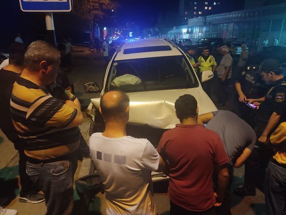 В Баку водитель Land Cruiser врезался в пять автомобилей и скрылся с места происшествия - ФОТО