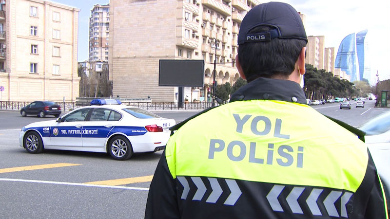Nazir rüşvət aldığı iddia edilən polisi cəzalandırdı (VİDEO)
