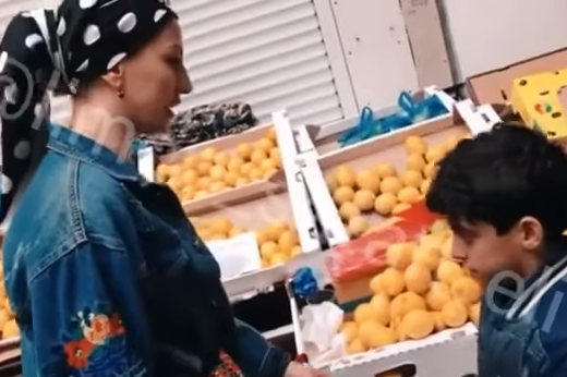 Azərbaycanlı məşhur limon satan uşağa 25 min manat verdi