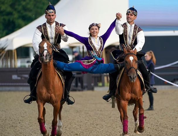 Həmvətənlərimiz Qarabağ atları ilə Britaniyada şou göstərdi - FOTO