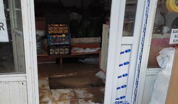 Badamdarda su xətti partlayıb, həyətləri və marketi su basıb - FOTO