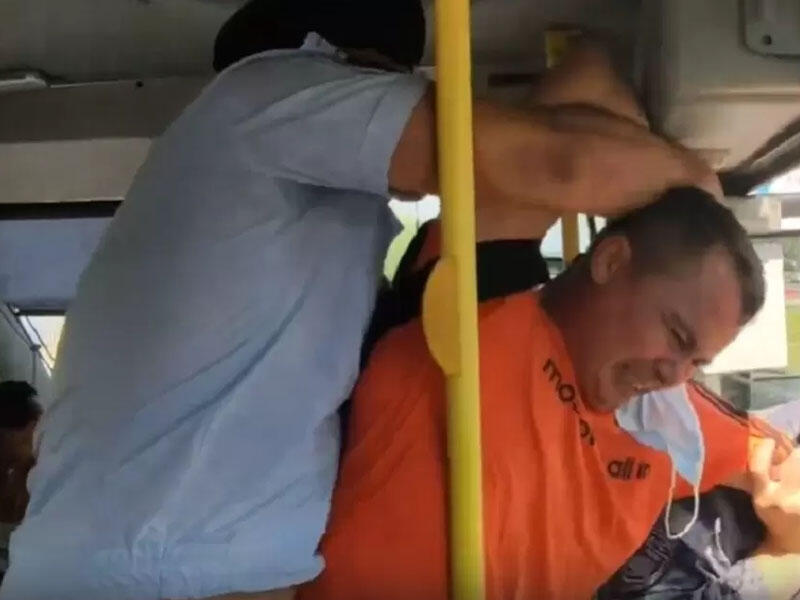 Avtobusda maska taxmaq istəmədi, polis zor tətbiq etdi - VİDEO