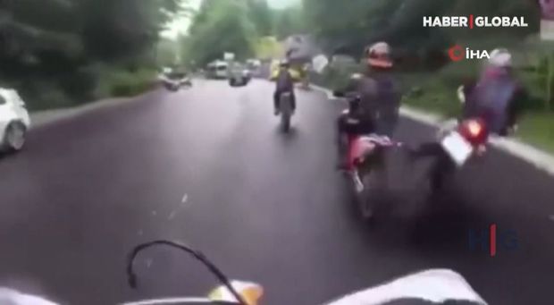 Özü yol kənarındakı lövhəyə, idarə etdiyi motosiklet isə ata çırpıldı - ANBAAN VİDEO