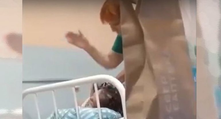 Tibb bacısı ağlayan pasiyenti döydü - VİDEO
