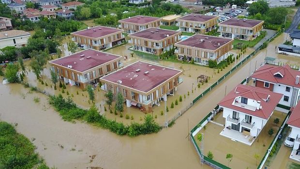 Türkiyədə sel böyük şəhərlərdə nəqliyyatı ifliç etdi - VİDEO