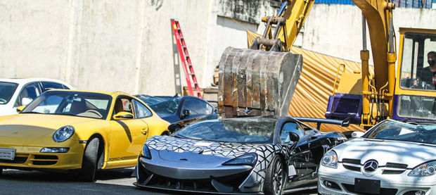 Lüks avtomobillər buldozerlə məhv edildi - VİDEO