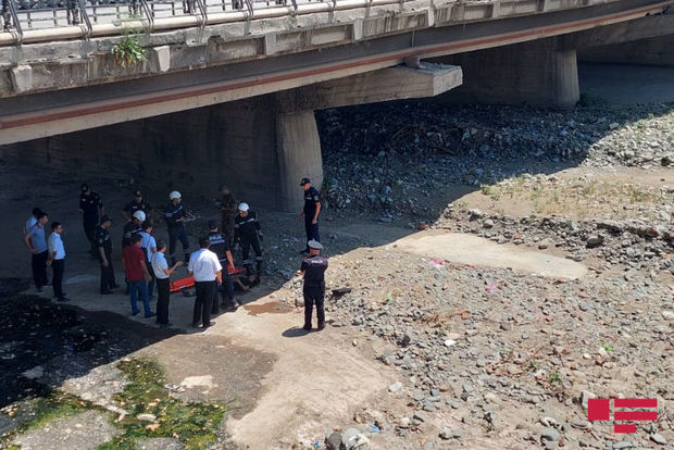 В Гяндже молодой человек предпринял попытку суицида