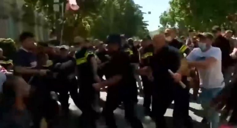 LGTB fərdləri döyüldü, ofislərinə basqın oldu - VİDEO