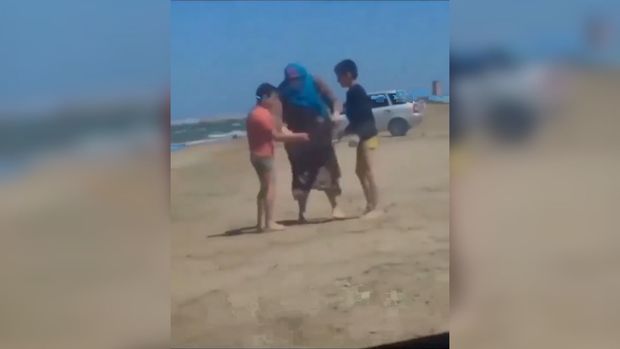 Dağıstanlı nənə nəvələrinə çimərlikdə güləş fəndlərini öyrədir - VİDEO