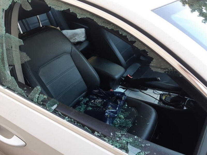 Bakıda jurnalistin maşınının şüşəsini sındırıb qarət etdilər - FOTO