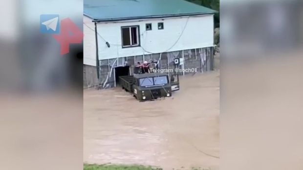 Daşqın nəticəsində ölümlə üz-üzə qalan ailəni yük maşını ilə xilas etdilər - VİDEO