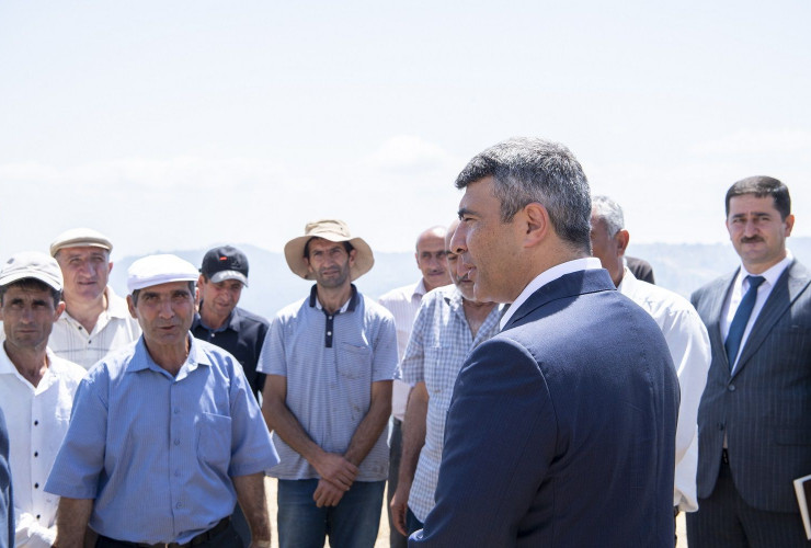 Kənd təsərrüfatı naziri İnam Kərimov Lerikin dağ kəndində yeni nəsil kombaynların iştirakı ilə aparılan biçin prosesində iştirak edib