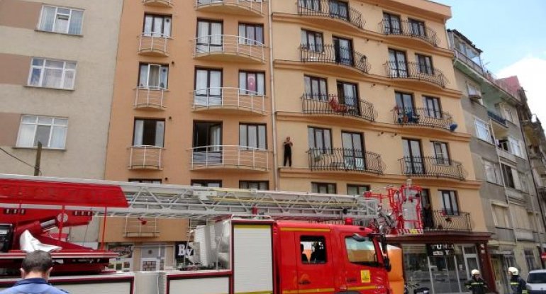 Tibb bacısı insanların gözü önünda boynunu doğradı - VİDEO