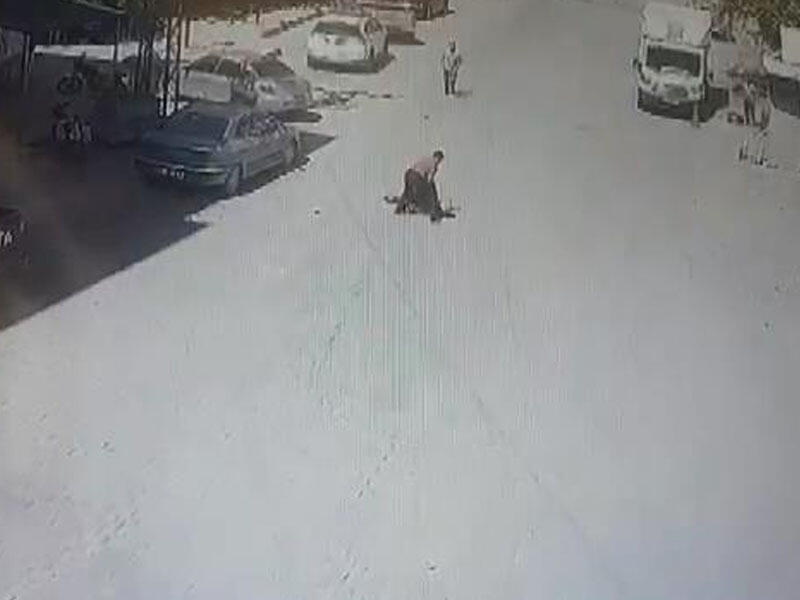 Küçənin ortasında əmisi oğlunu vəhşicəsinə qətlə yetirdi - VİDEO