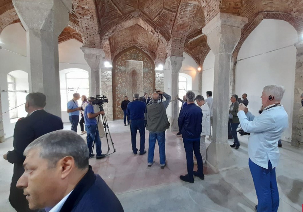 Xarici diplomatlar Şuşada Saatlı məscidində olublar